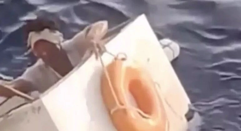 Başına gelmeyen kalmadı: Teknesi battı 11 gün dondurucuda yüzdü! Kurtarıldı gözaltına alındı