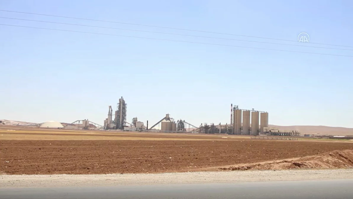 Esed rejimi güçlerinden terör örgütü DEAŞ'ı finanse eden Lafarge'a yakın koruma