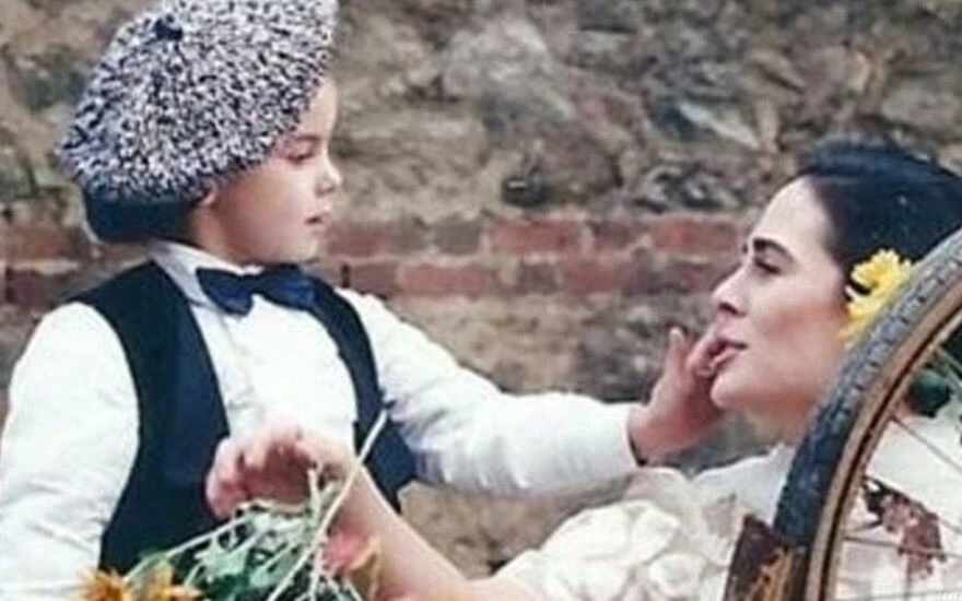 Arnavut Kaldırımı klibindeki ufaklığın son halini görenler şoke oldu: Yakışıklılığıyla sosyal medyayı salladı