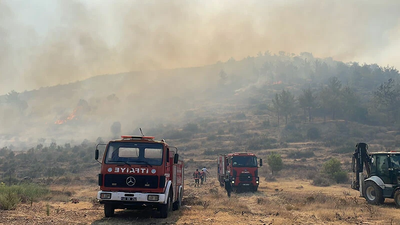 Mersin'de çiğlerimiz yanıyor! Alevler gökyüzünü aydınlattı, Mersin-Antalya yolu ulaşıma kapatıldı