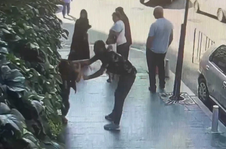 İstanbul’da sokak ortasında kadına şiddet! Polis anında enseledi