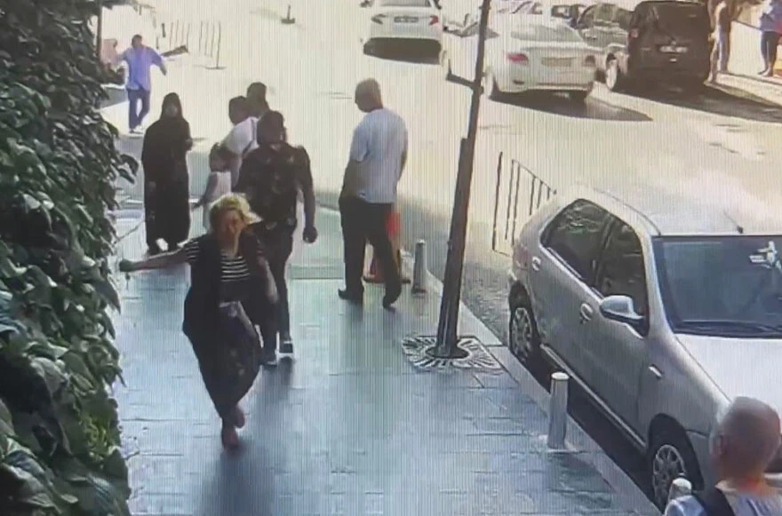 İstanbul’da sokak ortasında kadına şiddet! Polis anında enseledi