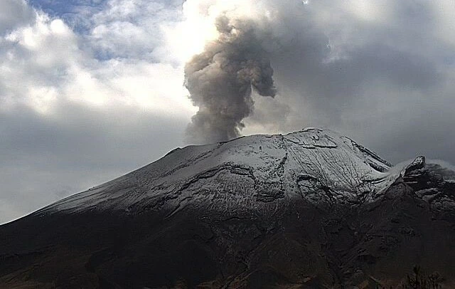 Popocatepetl Yanardağı'nda 8 günde 3 patlama! Yetkililerden uyarılar geldi