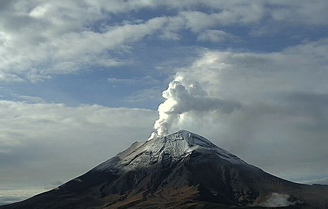 Popocatepetl Yanardağı'nda 8 günde 3 patlama! Yetkililerden uyarılar geldi