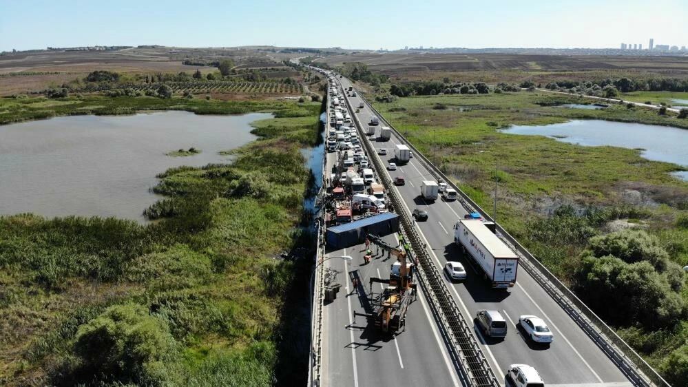 Son dakika! TEM'de feci kaza! Tır devrildi: Şoför kupayla birlikte viyadükten uçtu, dorse yolda kaldı