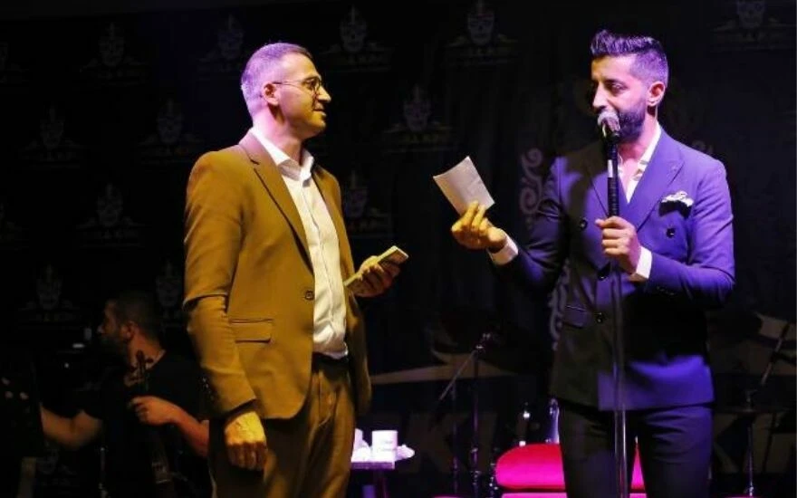 Şarkıcıdan istek parça isteyen davetli, karşılığında 10 bin dolar verdi!