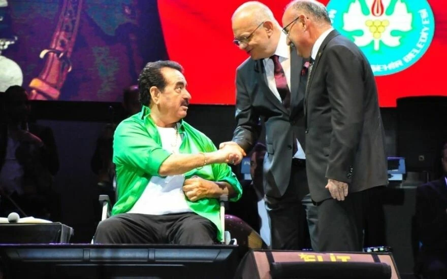 Ölümden dönen Tatlıses’e konser verdiği Manisa'da şifa için ‘Mesir macunu’ hediye ettiler