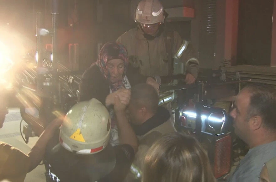 Bayrampaşa’da korkutan yangın! Binadakiler tahliye edildi