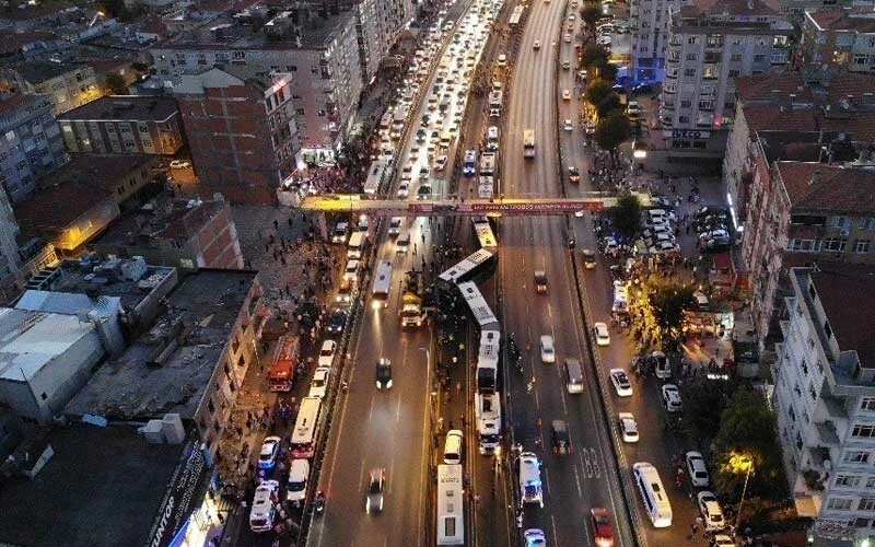 İstanbul'da metrobüsler kafa kafaya çarpıştı! Bilanço ağır: Çok sayıda yaralı var