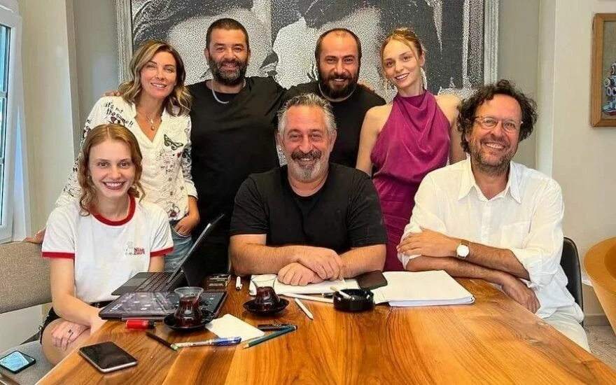 Cem Yılmaz yeni filmi için start verdi: Karakomikler’deki Ayzek’in maceraları anlatılacak