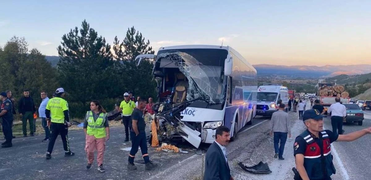 Kastamonu'da feci kaza! Yolcu otobüsü ile traktör çarpıştı: 1 ölü, 10 yaralı