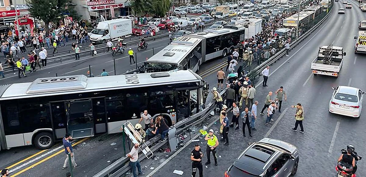 İstanbul'da metrobüsler kafa kafaya çarpıştı! Bilanço ağır: Çok sayıda yaralı var