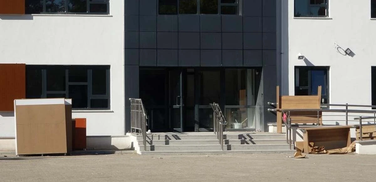 Parasını alamayan müteahhit okulun kapısını kilitledi