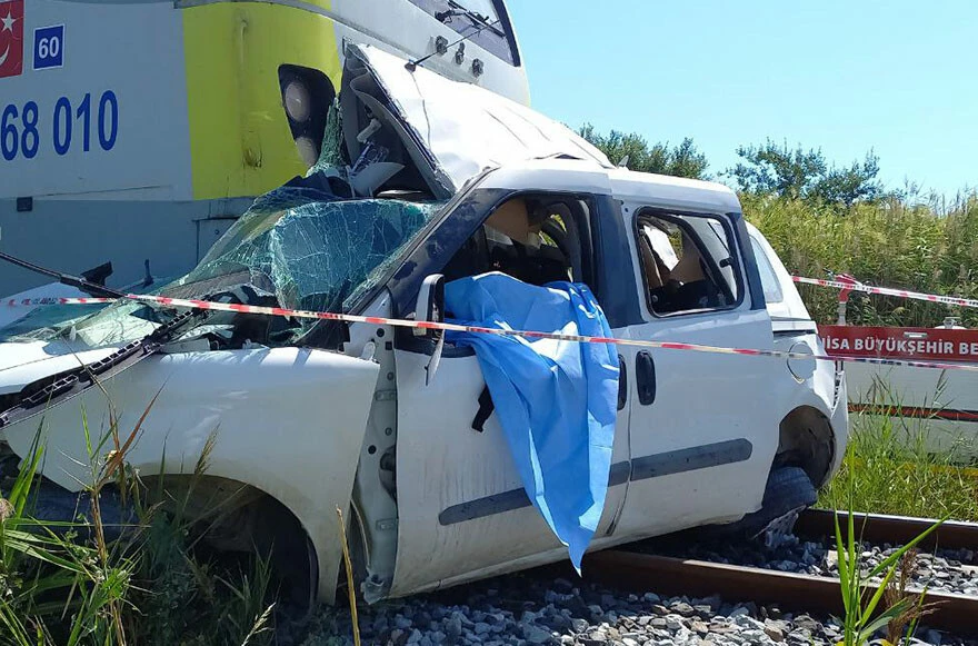 Manisa’da yolcu treni kaza yaptı: Araç hurdaya döndü, sürücü öldü