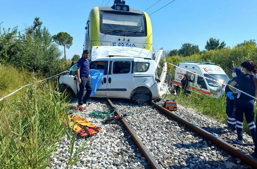 Manisa’da yolcu treni kaza yaptı: Araç hurdaya döndü, sürücü öldü