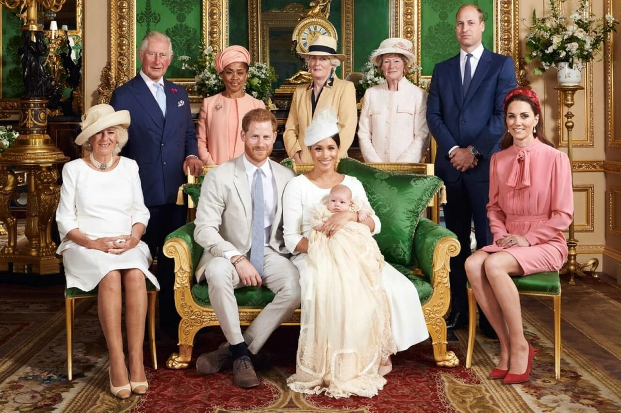 Çoraplardan fincan tutuşuna kadar... Kraliyet ailesinin tuhaf gelenekleri ağızları açık bıraktı