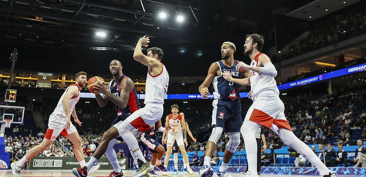 12 Dev Adam Avrupa'ya son anda veda etti! Geriden gelip öne geçtiğimiz maçı kaybettik