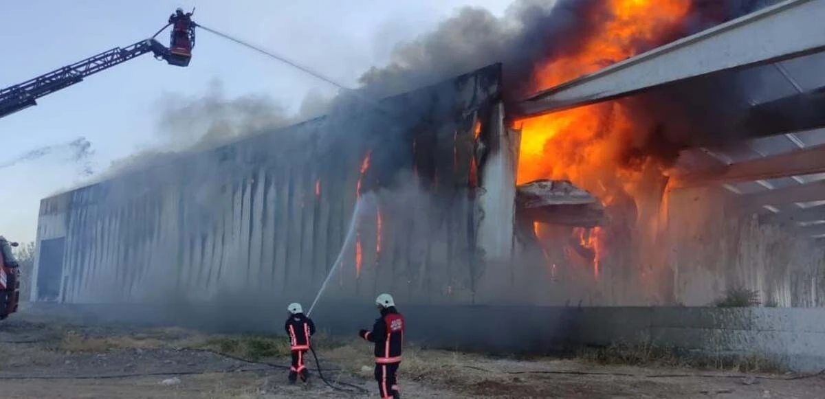 Fabrika alevlere teslim oldu: Bir kıvılcım ile  küle döndü