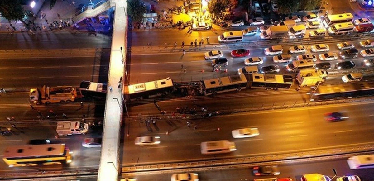 Metrobüs kazasında şoförün rahatsızlandığı anlar kamerada! İmamoğlu soruşturma başlattı