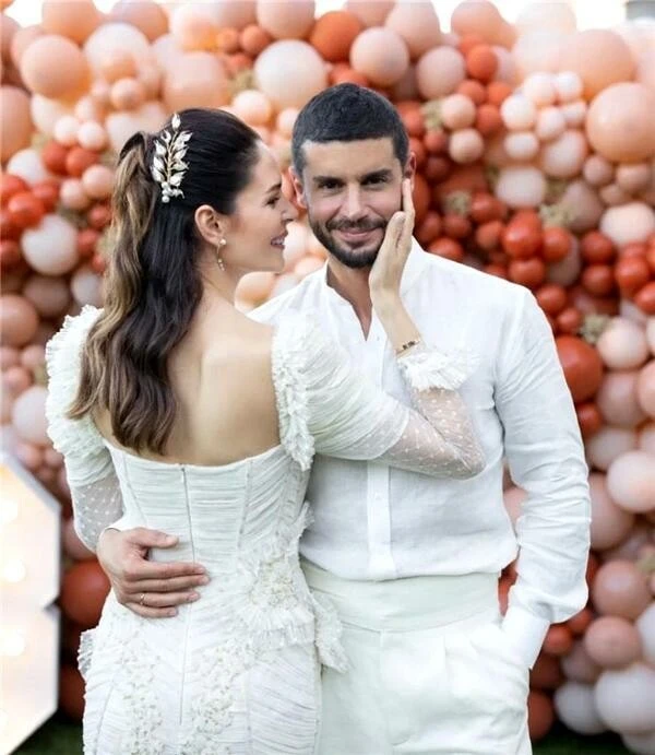 Yasak Elma'nın eski yıldızı Berk Oktay Yıldız Çağrı Atiksoy ile dünyaevine girdi!