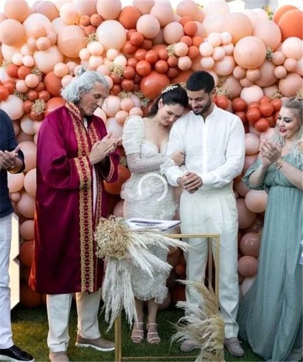 Yasak Elma'nın eski yıldızı Berk Oktay Yıldız Çağrı Atiksoy ile dünyaevine girdi!