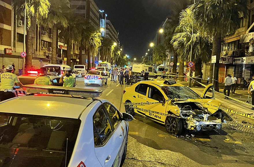 İzmir'de 67 yaşındaki kağıt toplayıcı yaşlı adama taksi çarptı! Olay yerinde hayatını kaybetti