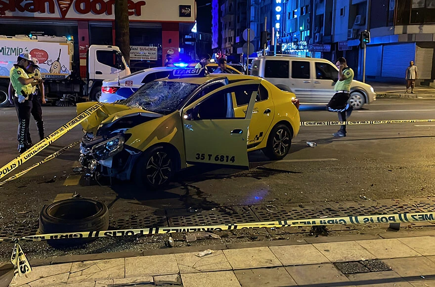 İzmir'de 67 yaşındaki kağıt toplayıcı yaşlı adama taksi çarptı! Olay yerinde hayatını kaybetti