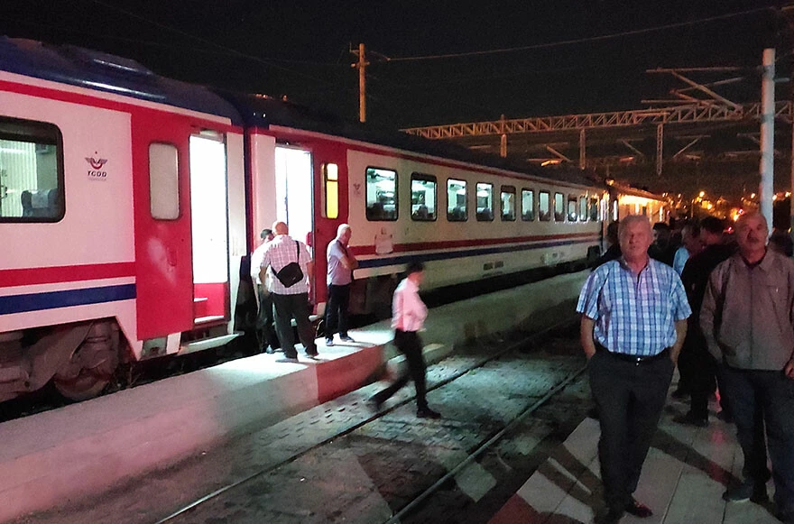 Doğu Ekspresi Yozgat’ta raydan çıktı! Demir yolu ulaşıma kapandı