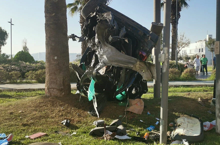 İzmir’de feci kaza: Önce bariyerlere daha sonra ağaca çarptı!