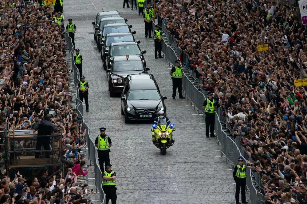 Kraliçe’nin cenazesi Holyroodhouse Sarayı'na getirildi: Sokaklar doldu taştı