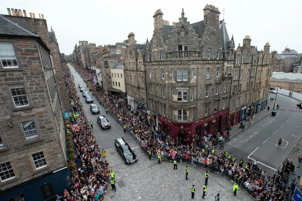 Kraliçe’nin cenazesi Holyroodhouse Sarayı'na getirildi: Sokaklar doldu taştı