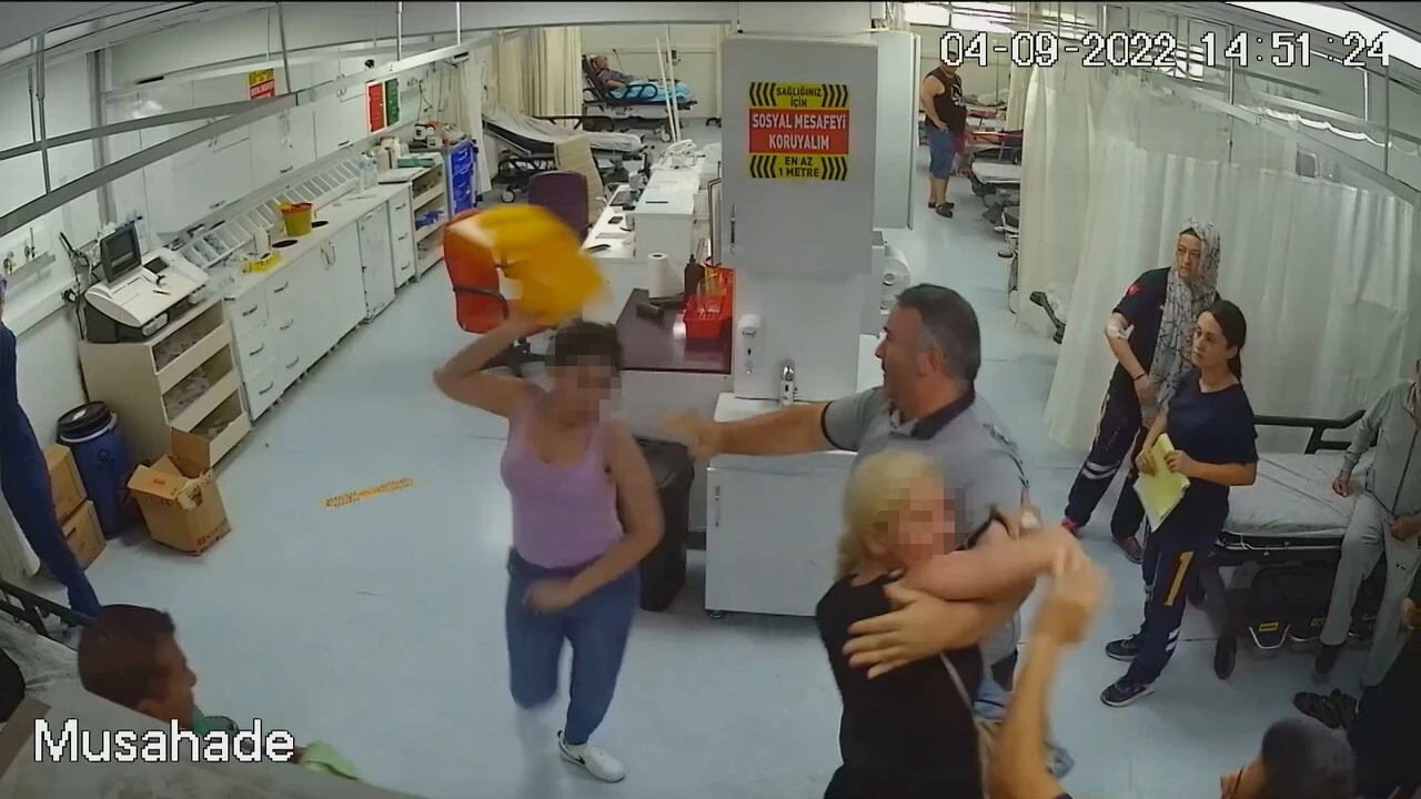 Anne ile kızı hastaneyi birbirine kattı: Serum takmayan doktora saldırdılar