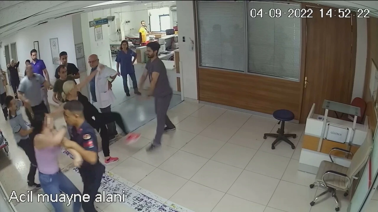 Anne ile kızı hastaneyi birbirine kattı: Serum takmayan doktora saldırdılar