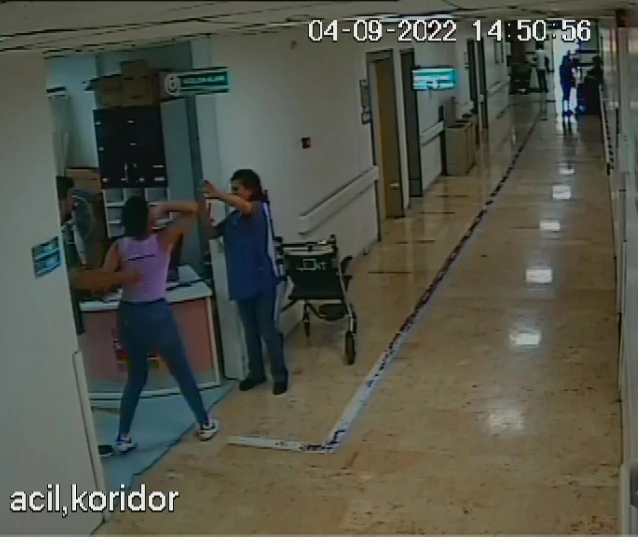 Anne ile kızı hastaneyi birbirine kattı: Serum takmayan doktora saldırdılar