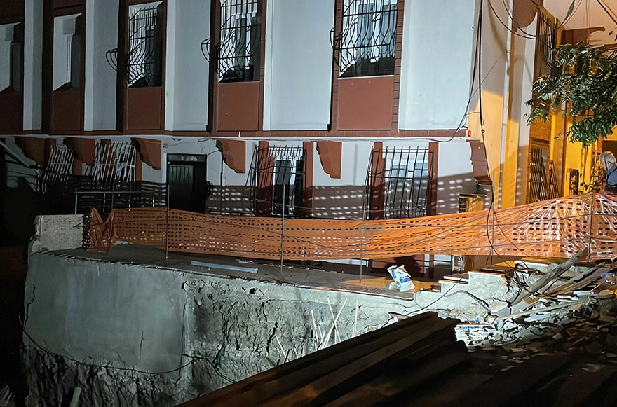 Güngören’de 4 katlı binada çatlak oluştu! 2 bina tedbir amaçlı boşaltıldı