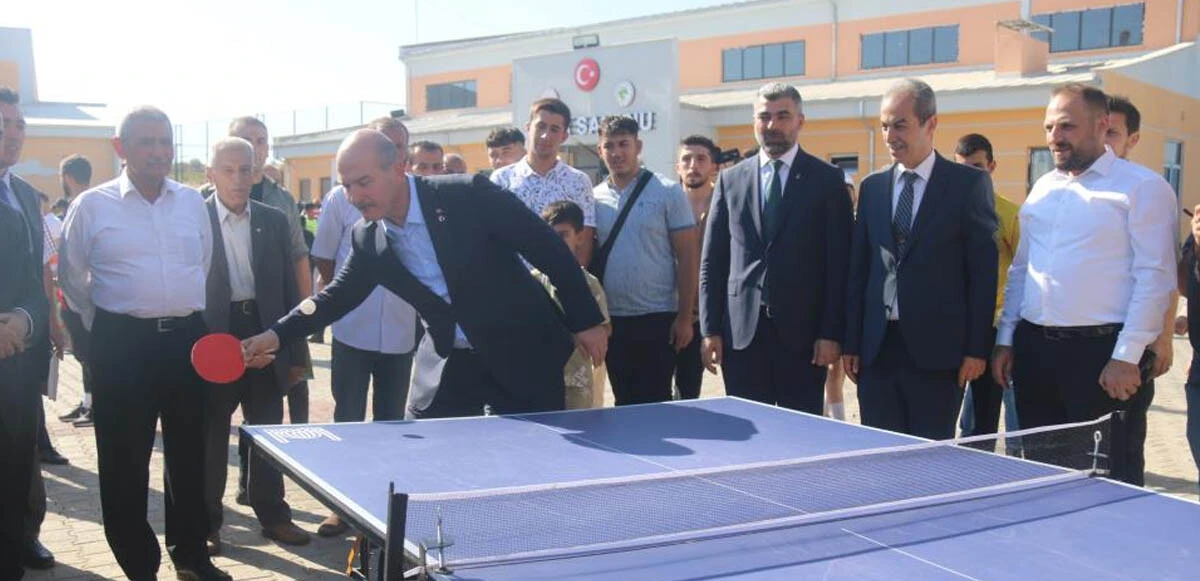 Süleyman Soylu, yıldız futbolculara taş çıkardı: Penaltı kullandı, top sektirdi