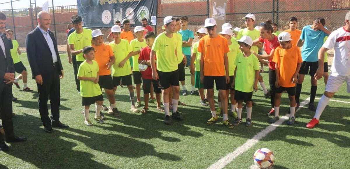 Süleyman Soylu, yıldız futbolculara taş çıkardı: Penaltı kullandı, top sektirdi