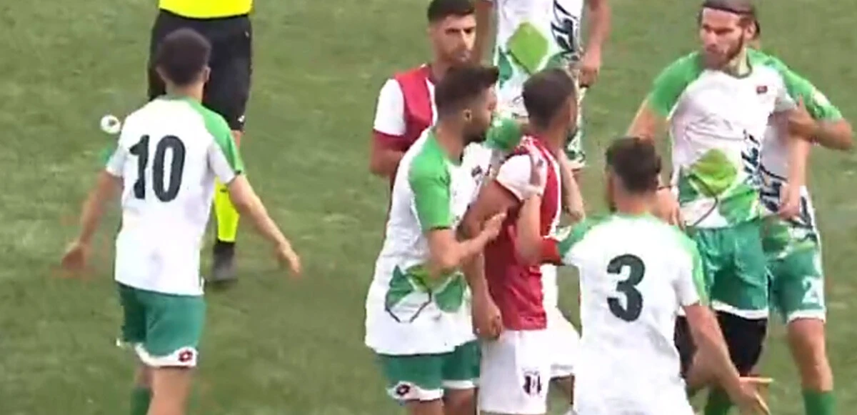 Türk futbolunun canisi yerdeyken tekmeledi! Serhat Ardahan-Kars 36 maçında skandal olay