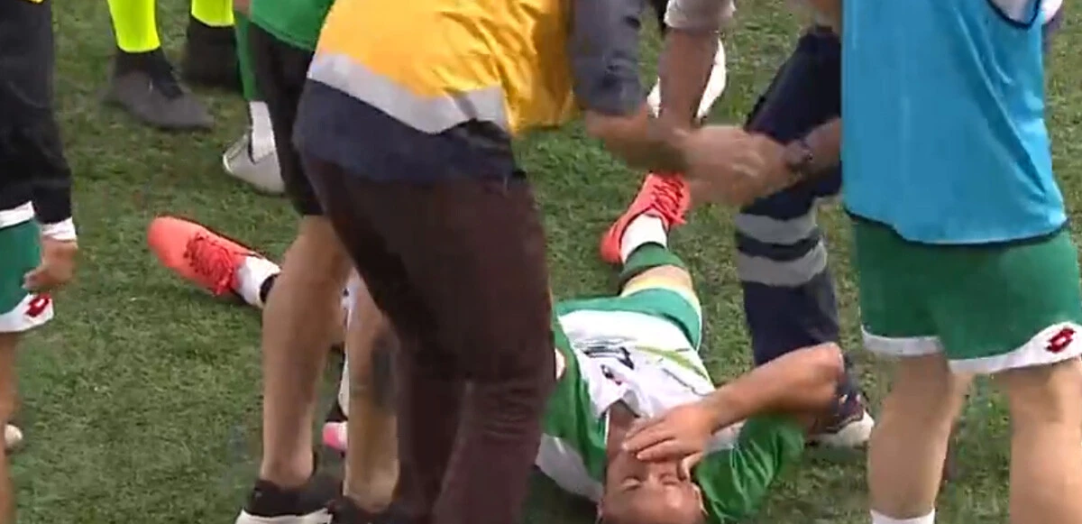 Türk futbolunun canisi yerdeyken tekmeledi! Serhat Ardahan-Kars 36 maçında skandal olay