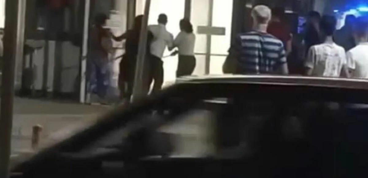 Adana’da tepki çeken görüntüler: Eli sopalı kadınlar acili bastı