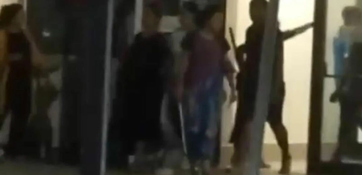 Adana’da tepki çeken görüntüler: Eli sopalı kadınlar acili bastı