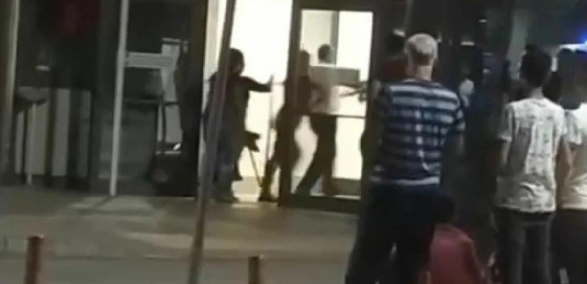 Adana’da tepki çeken görüntüler: Eli sopalı kadınlar acili bastı