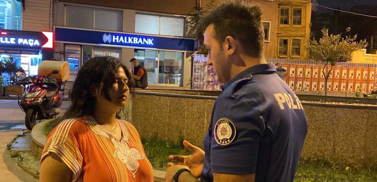 Kaldırımda dondu kaldı! Beyoğlu’nda garip olay: Hareketsiz bekleyen kadın polisi alarma geçirdi