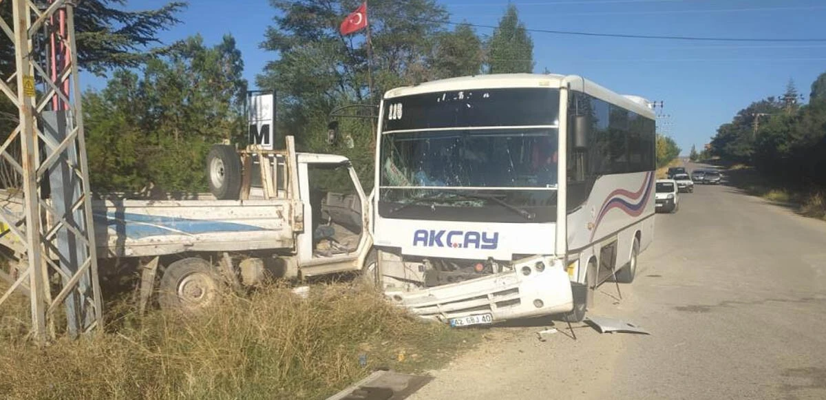 İşçi servisi, kamyonetle kafa kafaya çarpıştı: Çok sayıda yaralı var