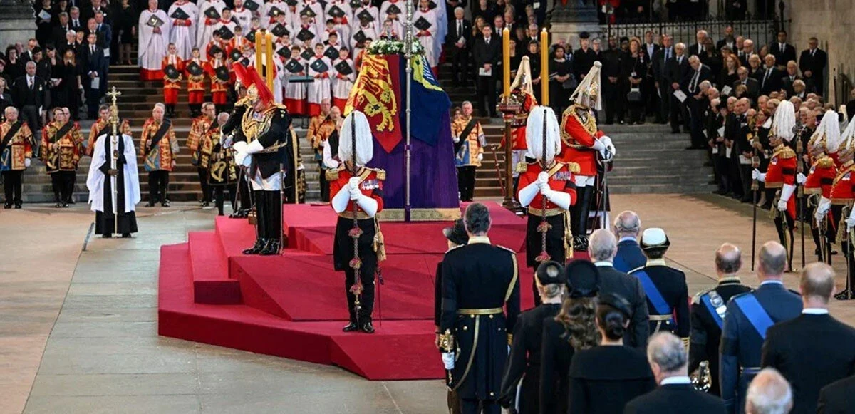 Kraliçe Elizabeth'in naaşı halk ziyaretine açıldı! On binlerce kişi sıraya girdi