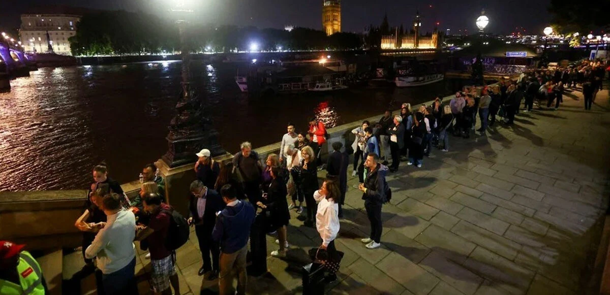 Kraliçe Elizabeth'in naaşı halk ziyaretine açıldı! On binlerce kişi sıraya girdi