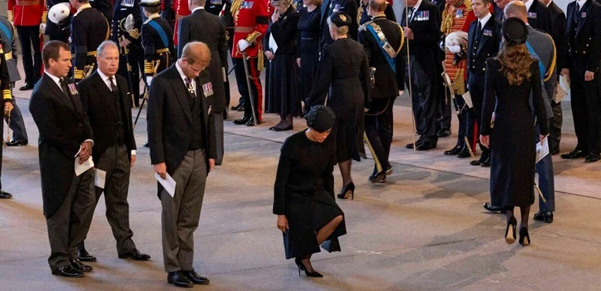 Kraliçe Elizabeth'in naaşı halk ziyaretine açıldı! On binlerce kişi sıraya girdi