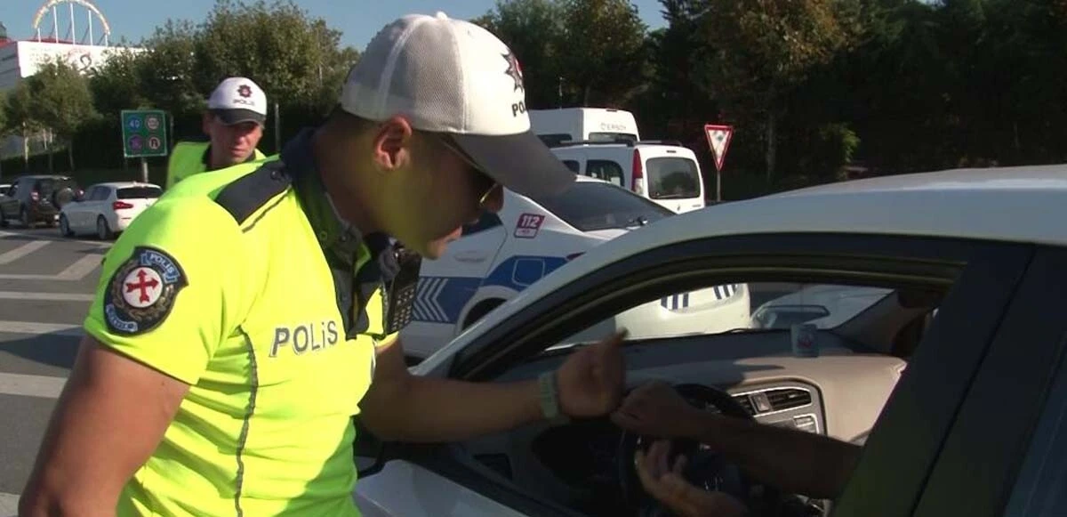 Trafik magandası, gazeteciye dehşeti yaşattı: Tehdit edip aracı üzerine sürdü