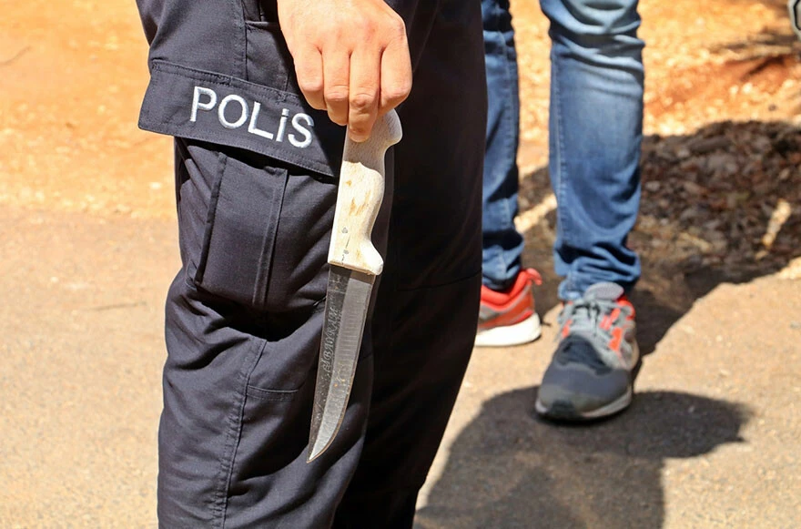 Antalya'da hakkında uzaklaştırma kararı olan öfkeli koca dehşet saçtı: Ekmek bıçağı ile eşini ve çocuklarını rehin aldı