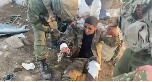 Merhametli Azerbaycan askeri Ermenistan askerinin yarasını böyle sardı: Korkma yaşayacaksın